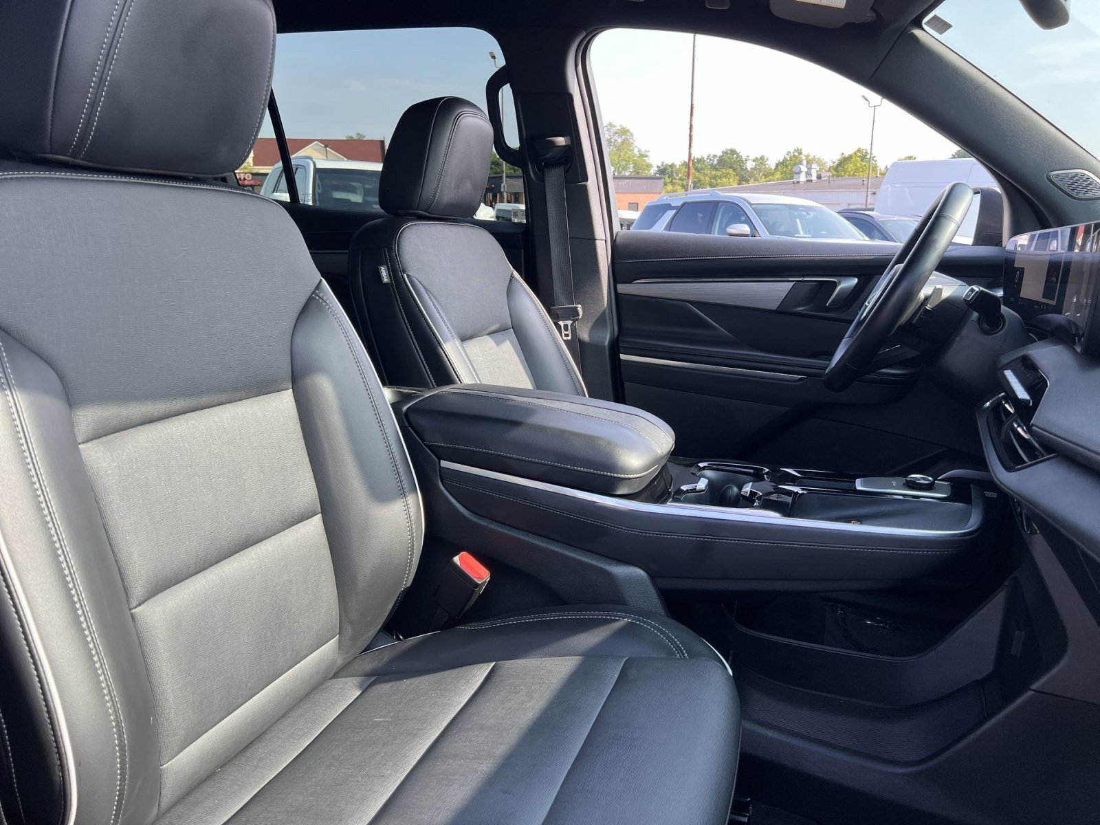 Used 2025 Buick Enclave Preferred AWD/4WD image 27