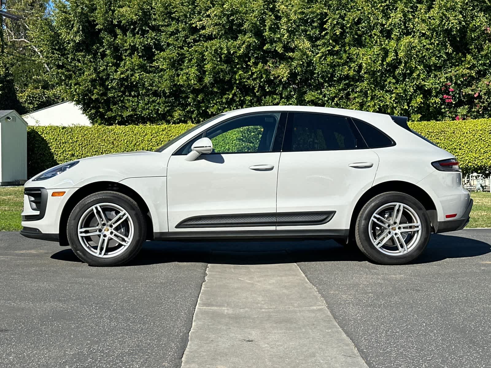 Certified 2025 Porsche Macan AWD/4WD image 2