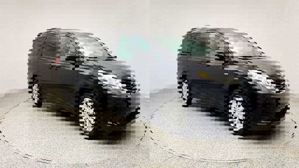 Used 2017 Toyota Sienna LE image 3