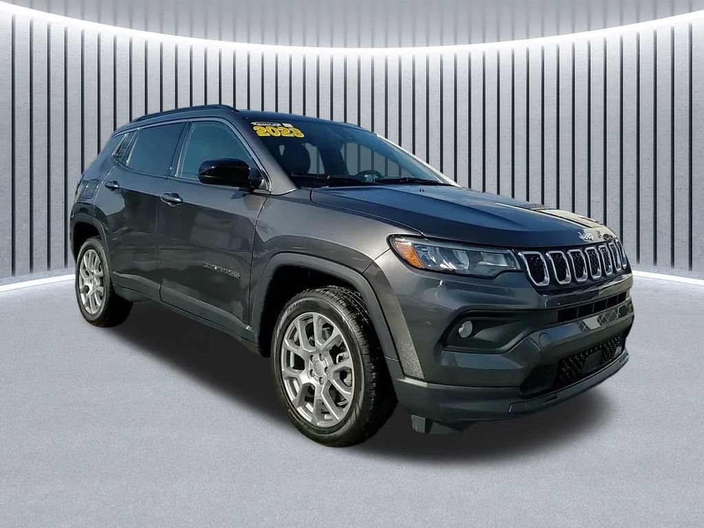 Used 2023 Jeep Compass Latitude AWD/4WD image 2