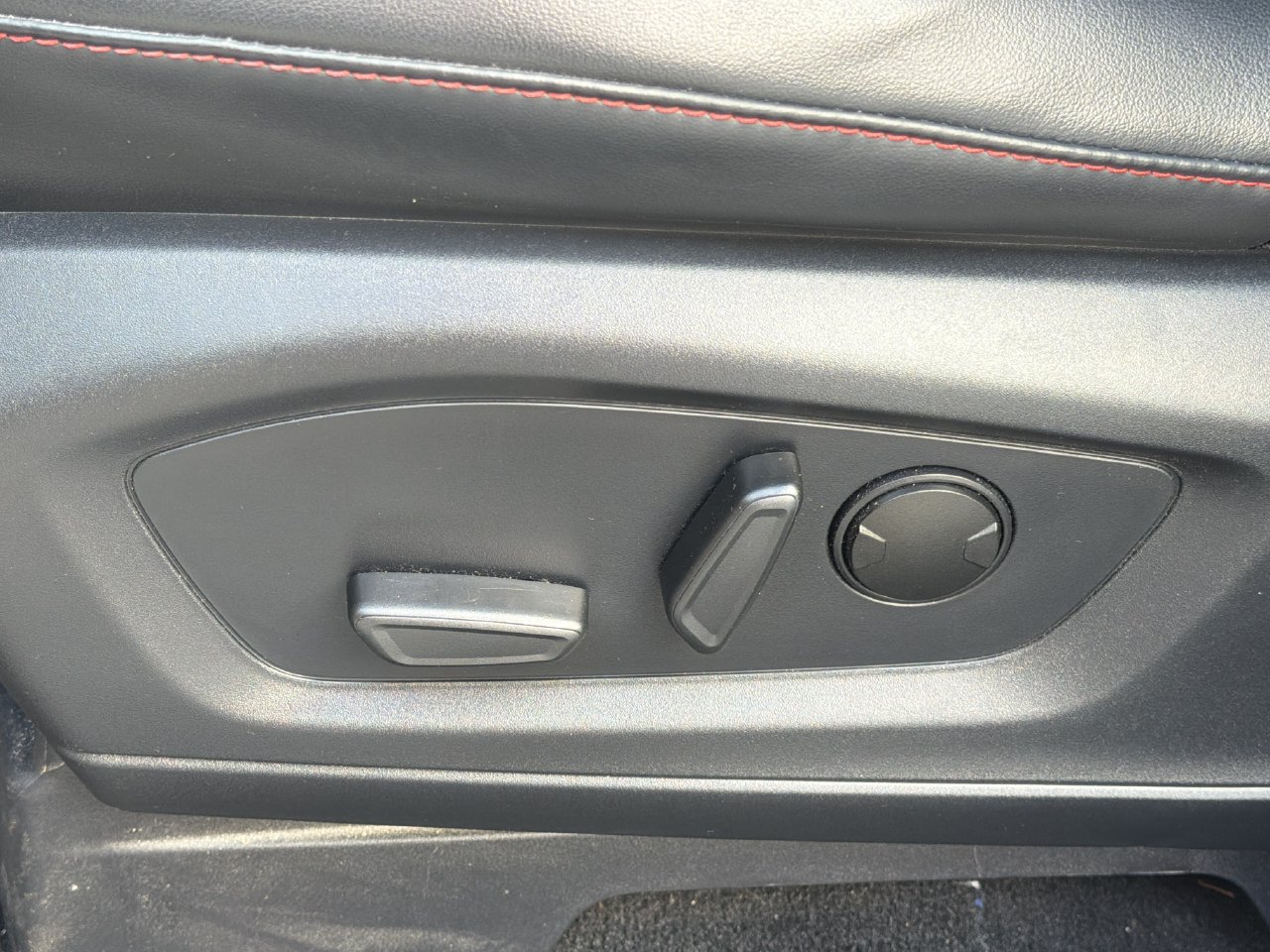 Used 2025 Ford Explorer ST-Line AWD/4WD image 17