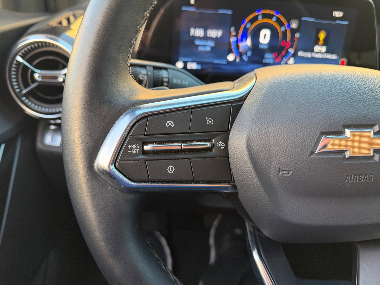 Used 2025 Chevrolet Equinox LT w/ Safety and Technology Package FWD image 17