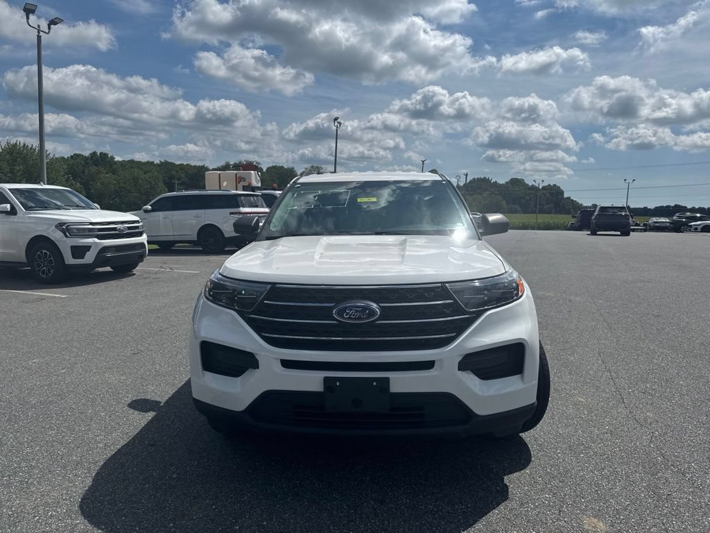 Used 2023 Ford Explorer XLT AWD/4WD image 2