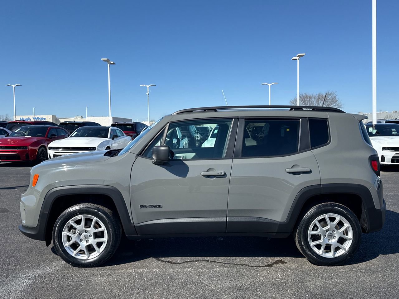 Used 2022 Jeep Renegade Latitude w/ Convenience Group AWD/4WD image 6