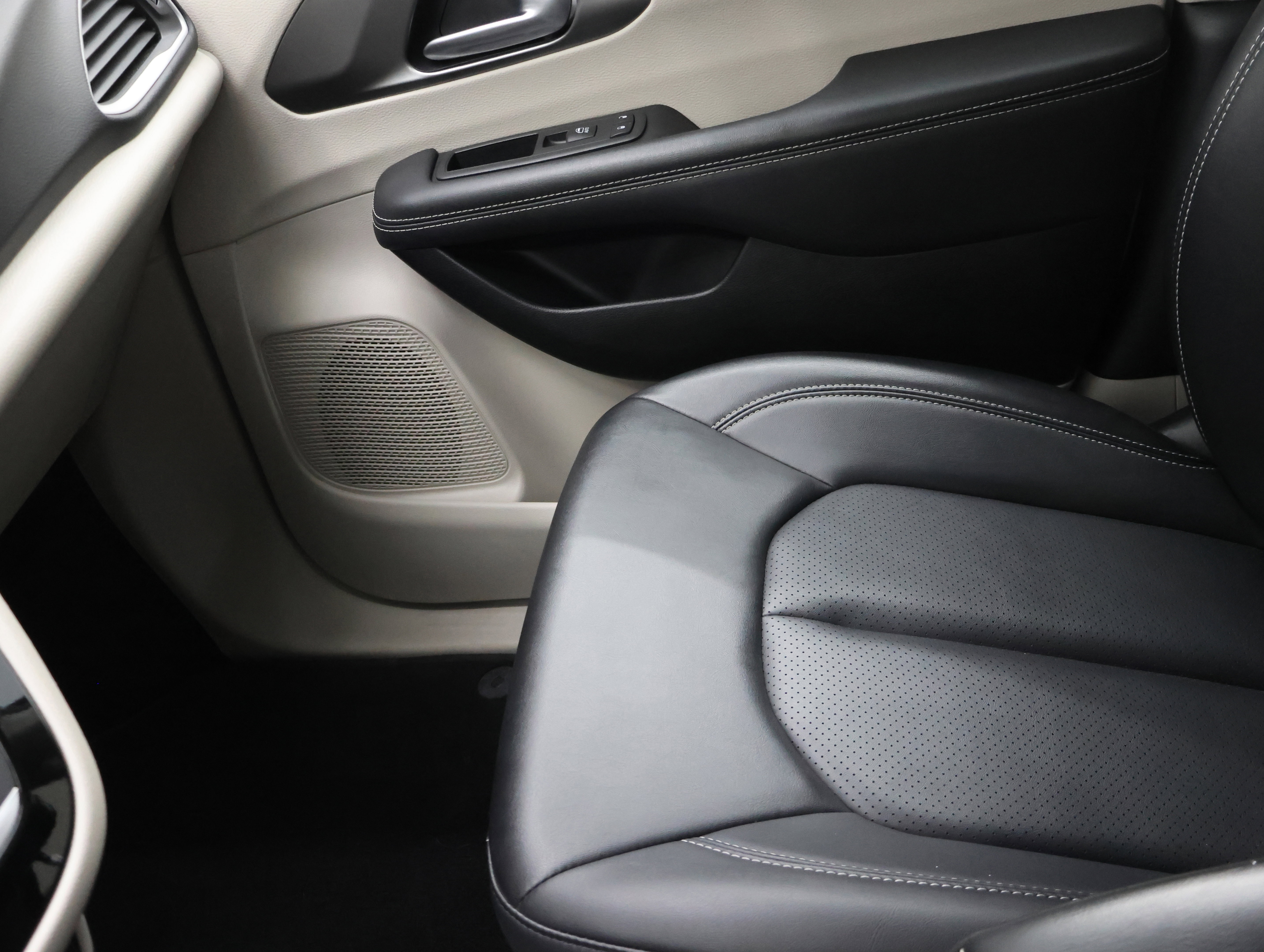 Used 2024 Chrysler Pacifica Touring-L image 14