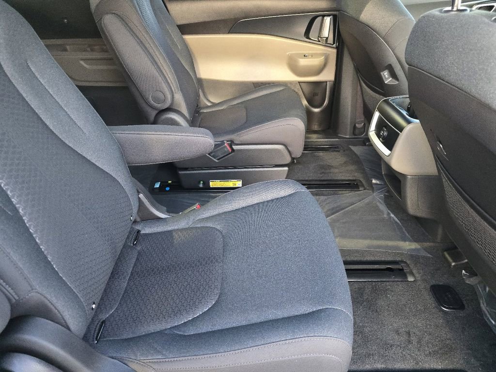 New 2026 Kia Carnival LX image 18