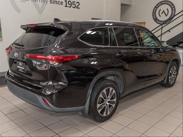 Used 2021 Toyota Highlander XLE AWD/4WD image 24