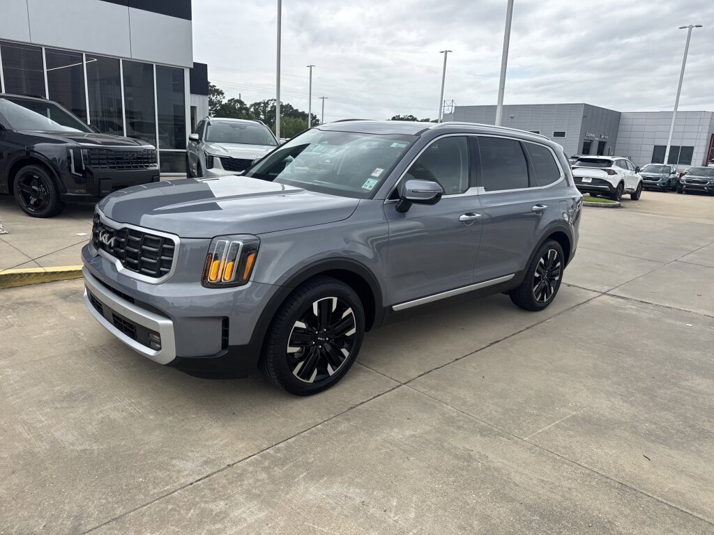 Used 2024 Kia Telluride SX w/ Towing Package FWD image 2