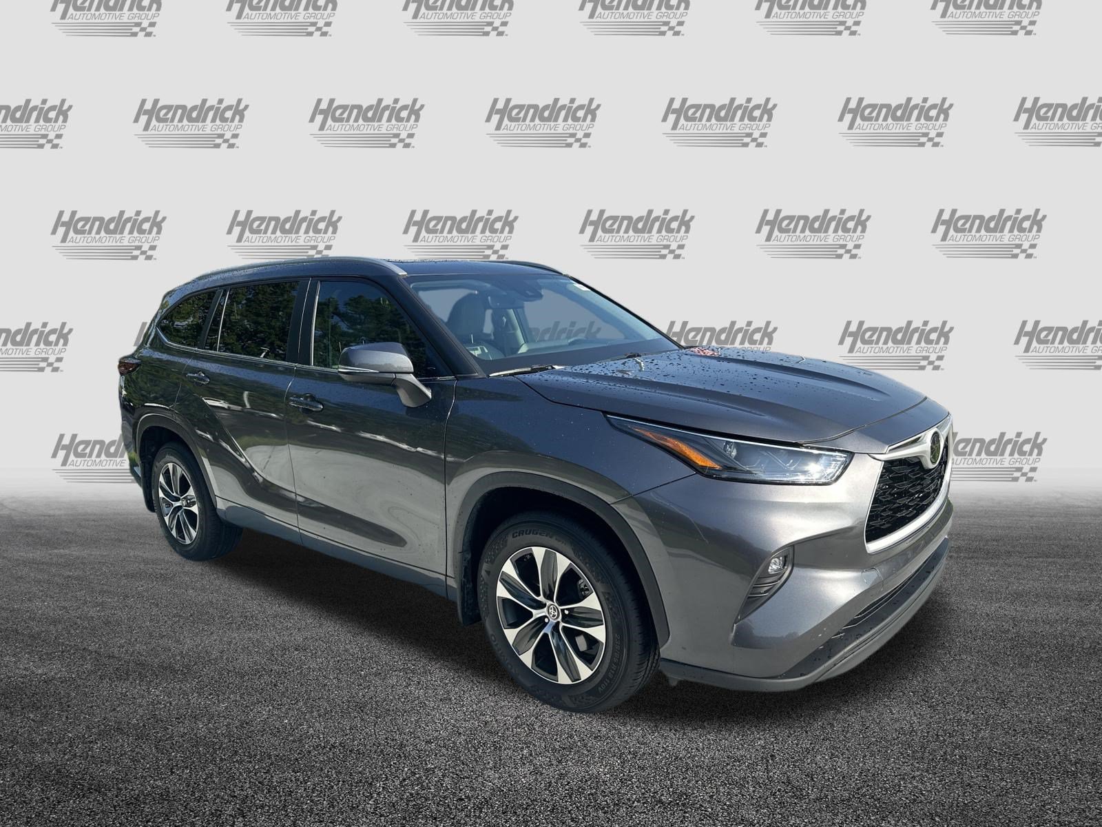 Used 2024 Toyota Highlander XLE FWD image 2