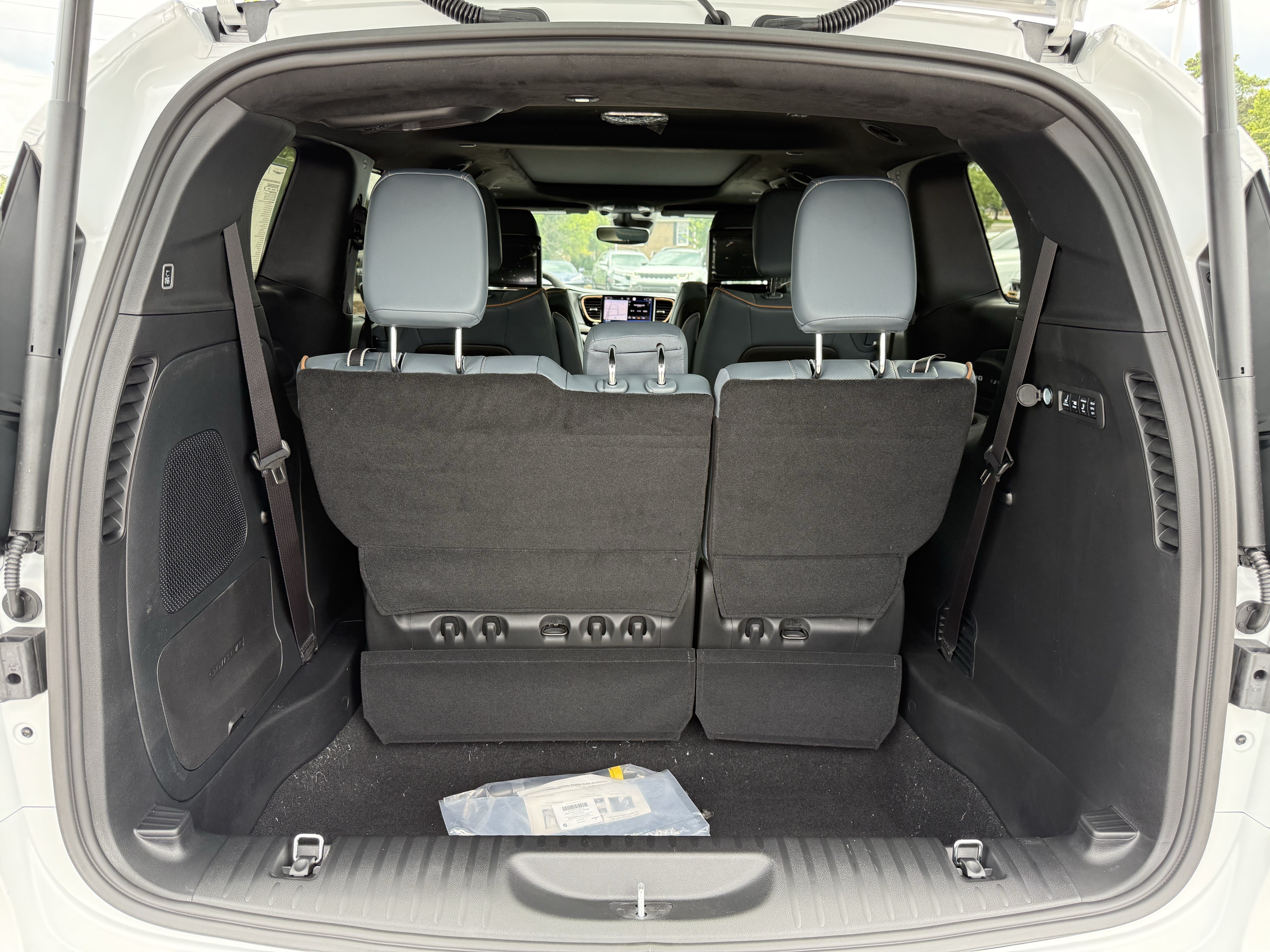 New 2027 Chrysler Pacifica Pinnacle w/ Theater Group FWD image 36