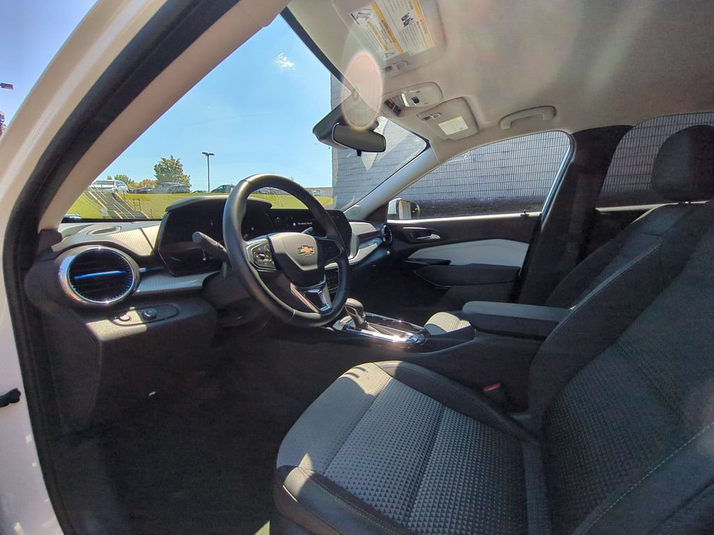 Used 2025 Chevrolet Trax LT w/ LT Convenience Package FWD image 15