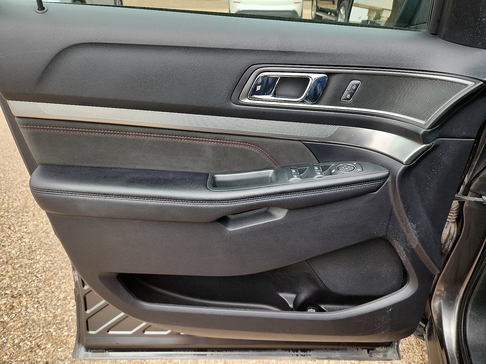 Used 2018 Ford Explorer XLT w/ Equipment Group 202A FWD image 12