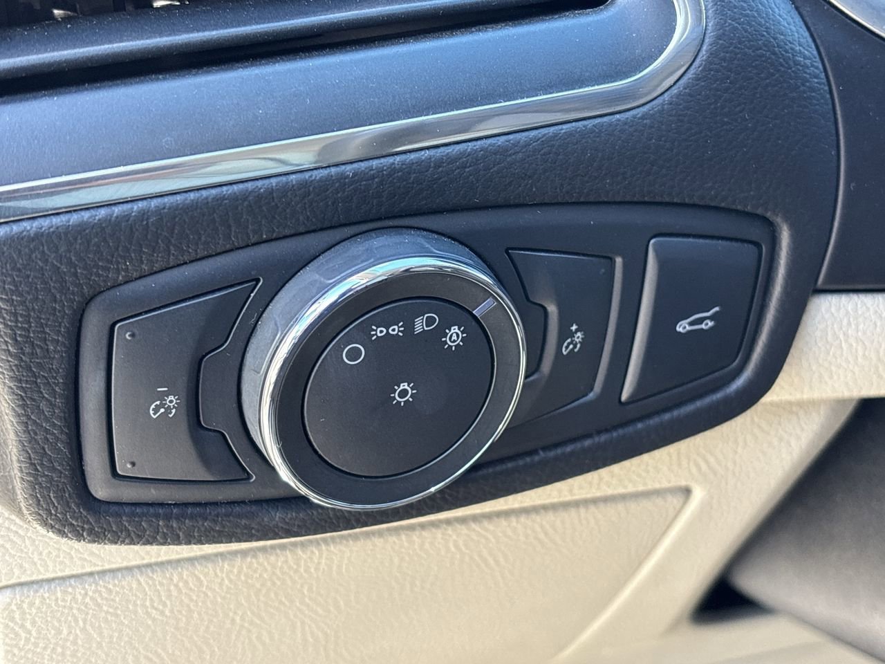 Used 2018 Ford Edge Titanium image 25