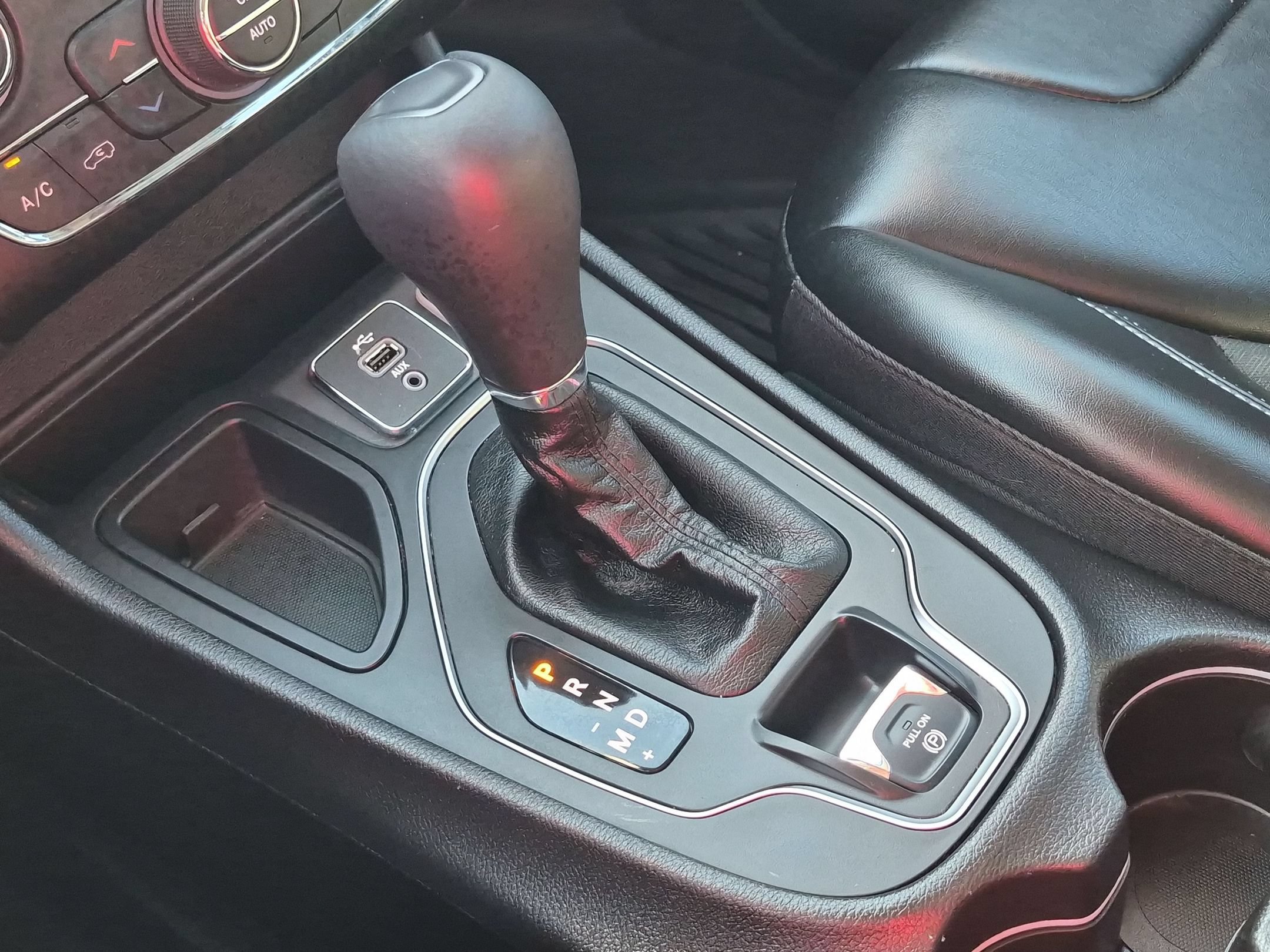Used 2019 Jeep Cherokee Latitude Plus w/ Comfort/Convenience Group FWD image 25