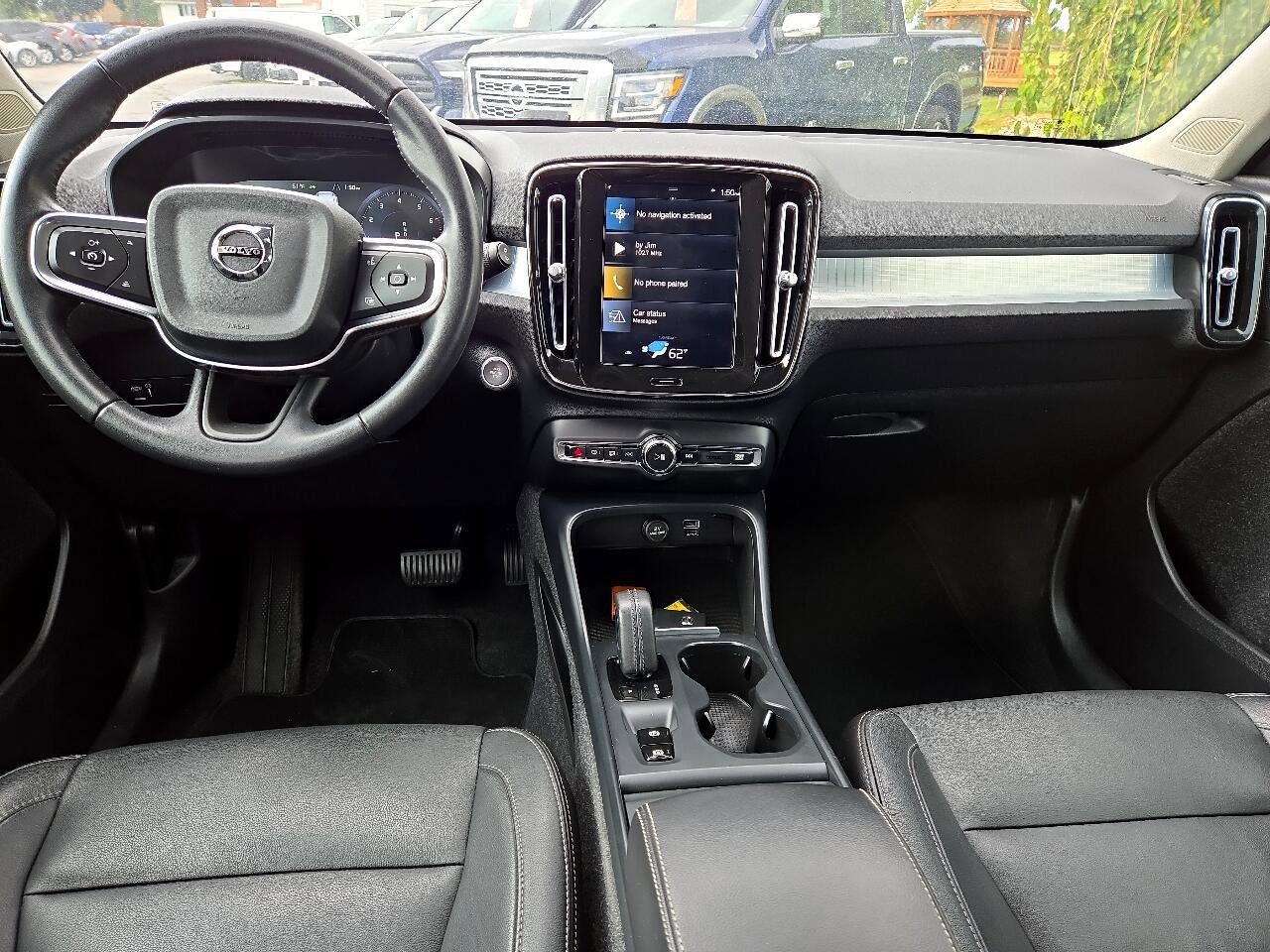 Used 2021 Volvo XC40 T4 Momentum image 12