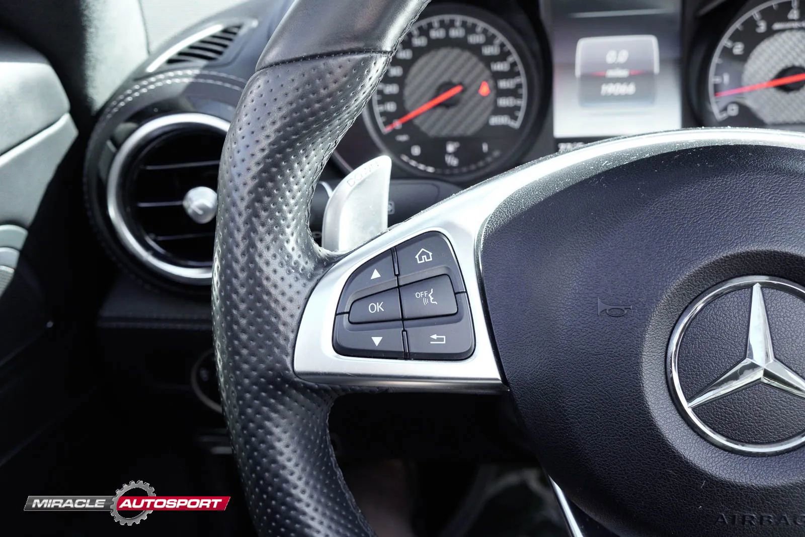 Used 2018 Mercedes-Benz AMG GT Roadster w/ Exclusive Interior Package image 33