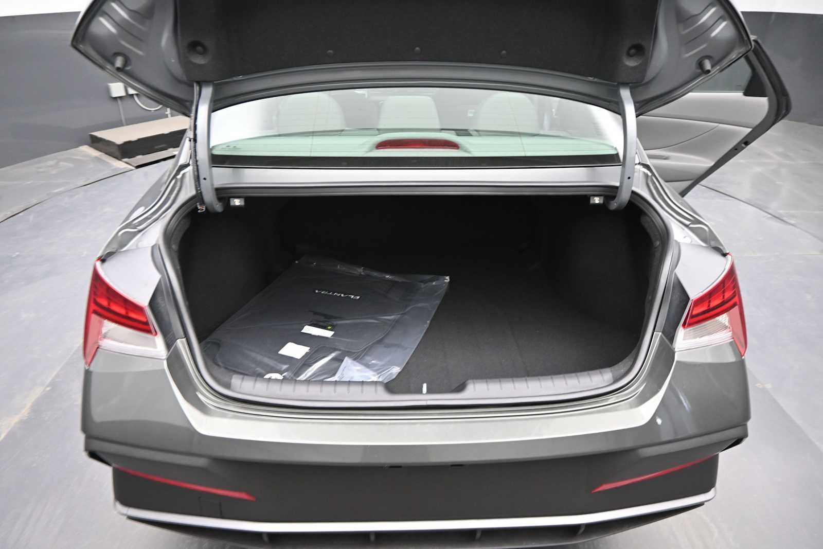 New 2026 Hyundai Elantra Hybrid FWD image 14