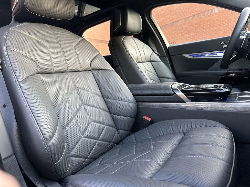 Used 2025 BMW 760i xDrive w/ Executive Package image 29