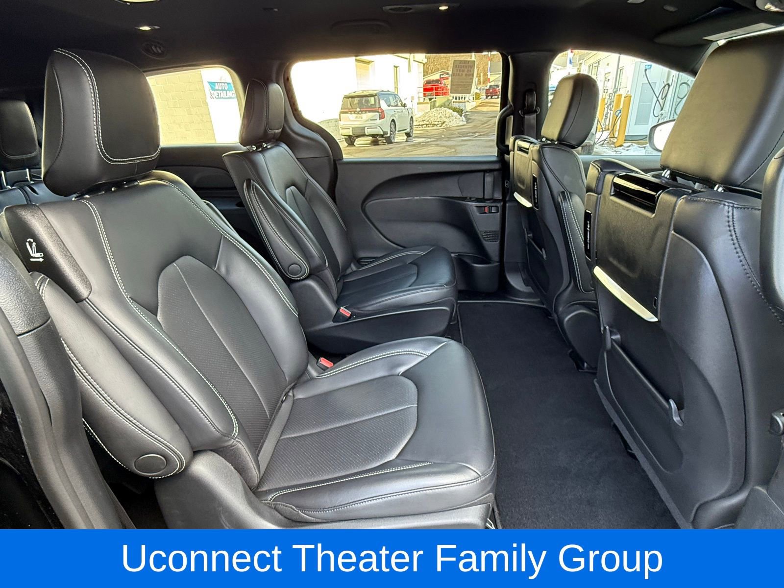 Used 2023 Chrysler Pacifica Touring-L w/ Uconnect Theater Family Group image 18