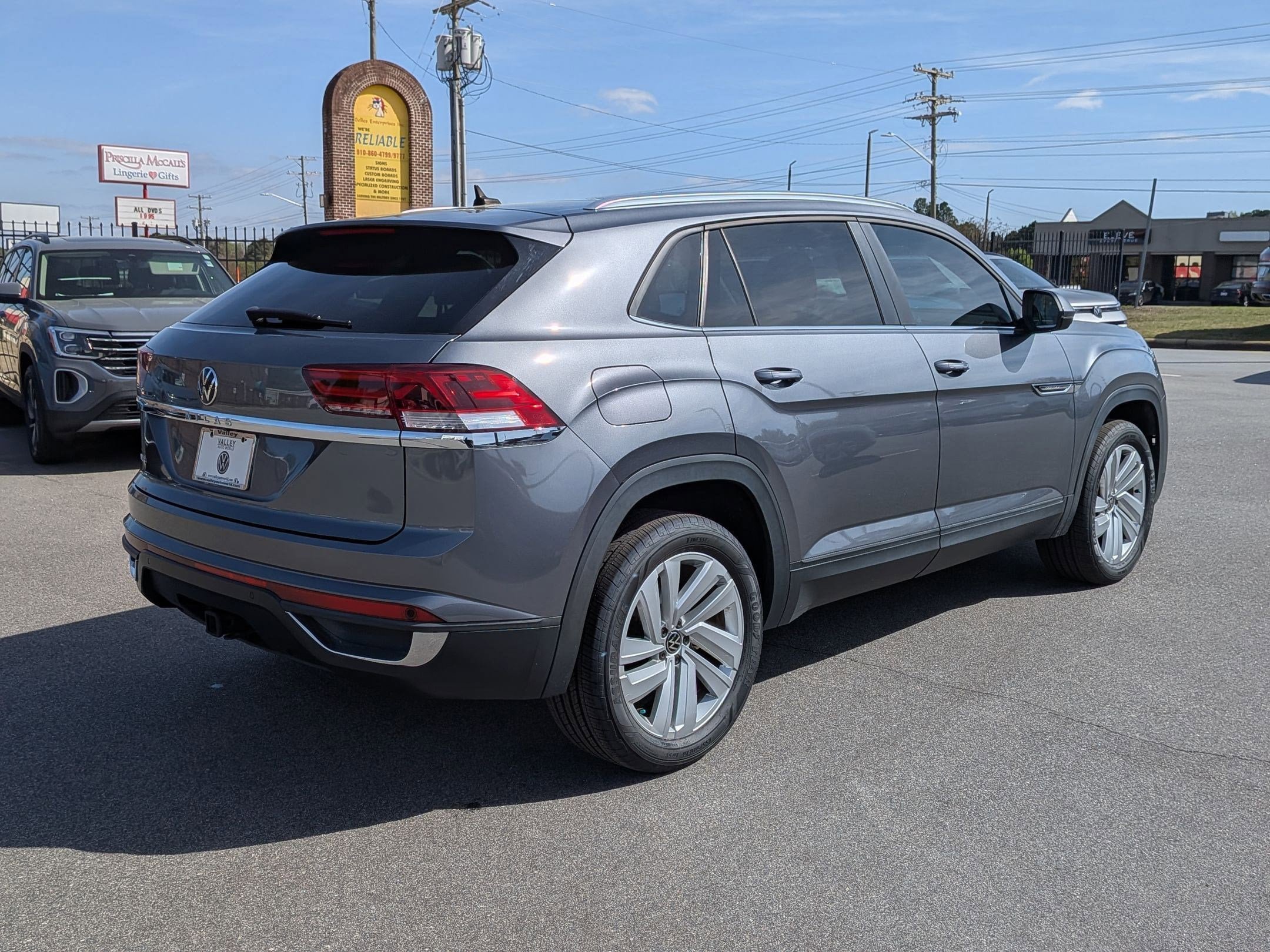 Used 2023 Volkswagen Atlas Cross Sport SE w/ Panoramic Sunroof Package image 3