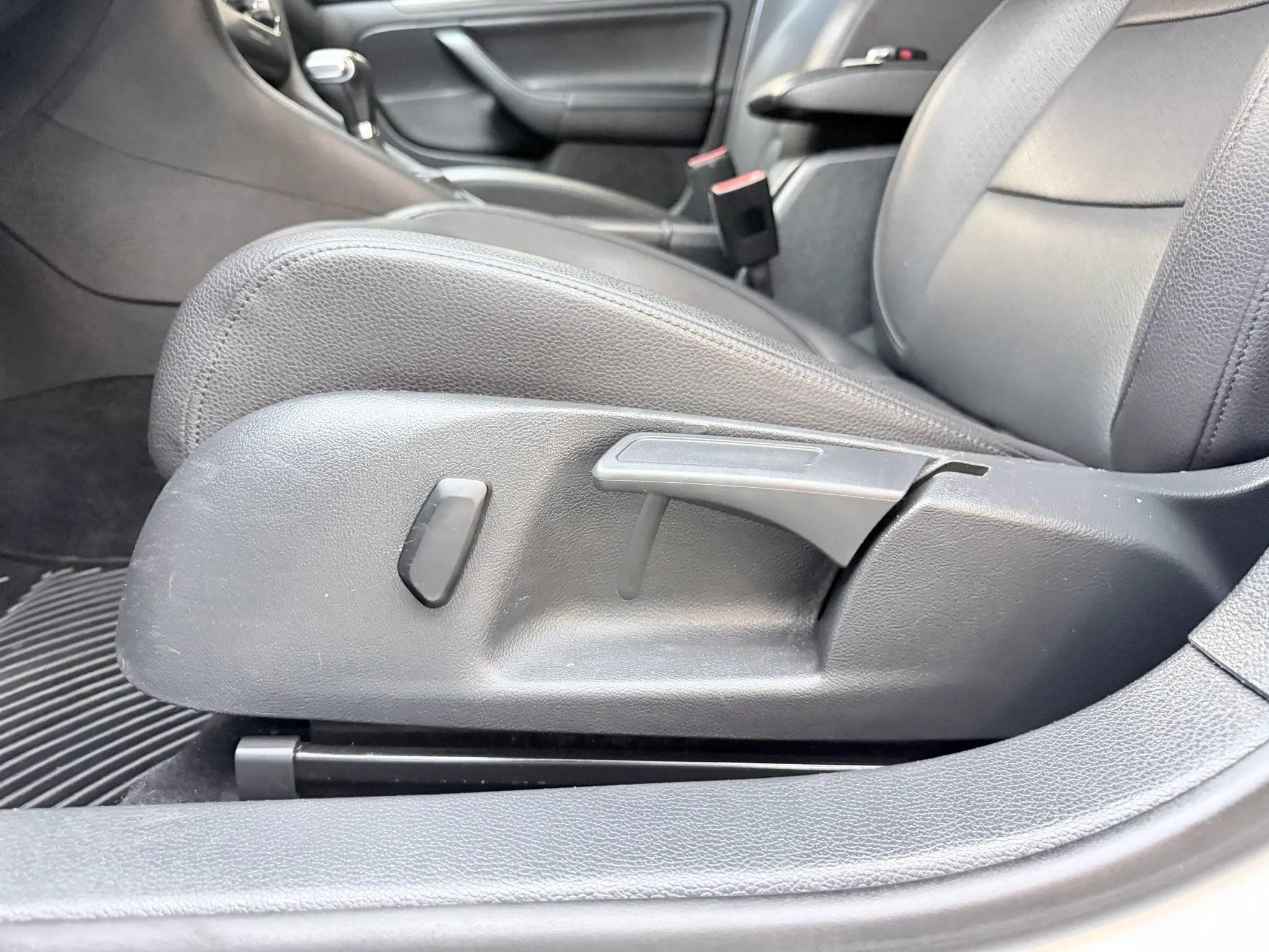 Used 2011 Volkswagen Jetta TDI FWD image 12