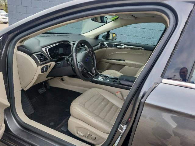 Used 2017 Ford Fusion SE w/ Fusion SE Technology Package image 9