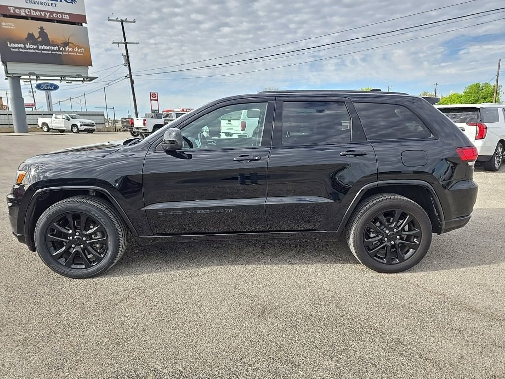 Used 2022 Jeep Grand Cherokee Laredo X image 2