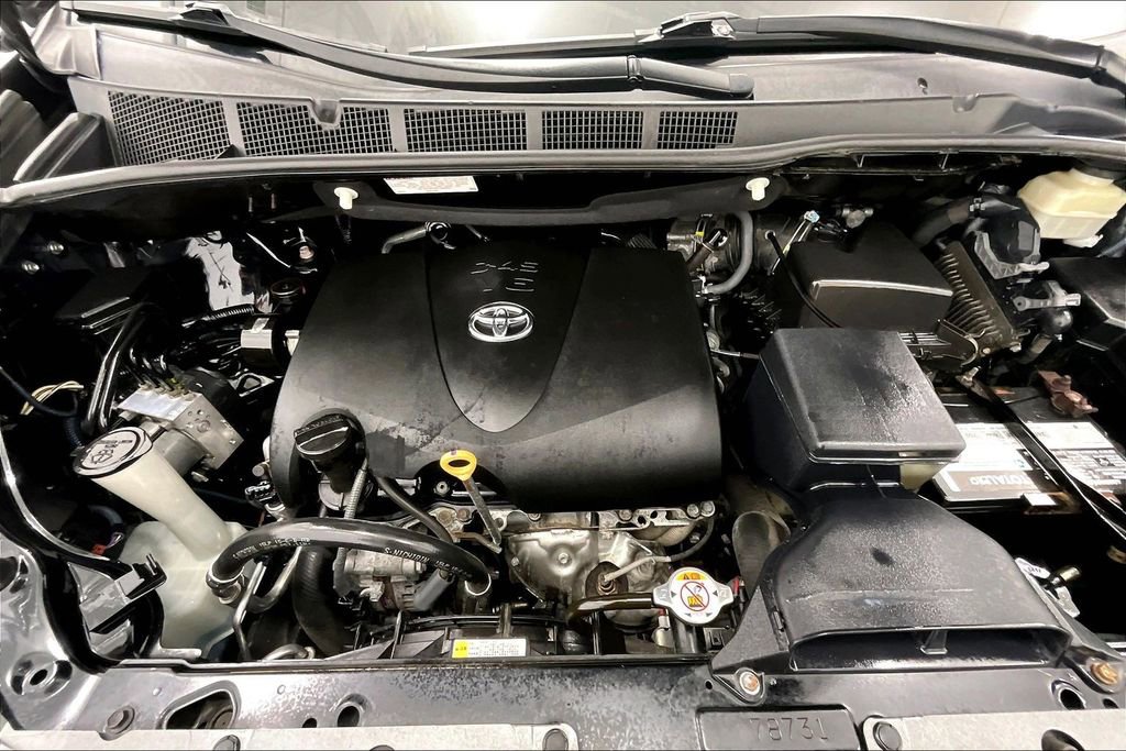 Used 2019 Toyota Sienna XLE w/ XLE Navigation Package FWD image 9