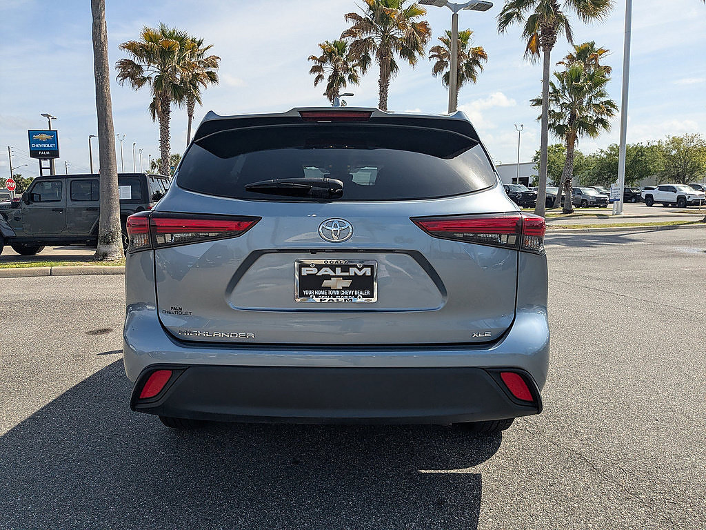 Used 2023 Toyota Highlander XLE FWD image 4