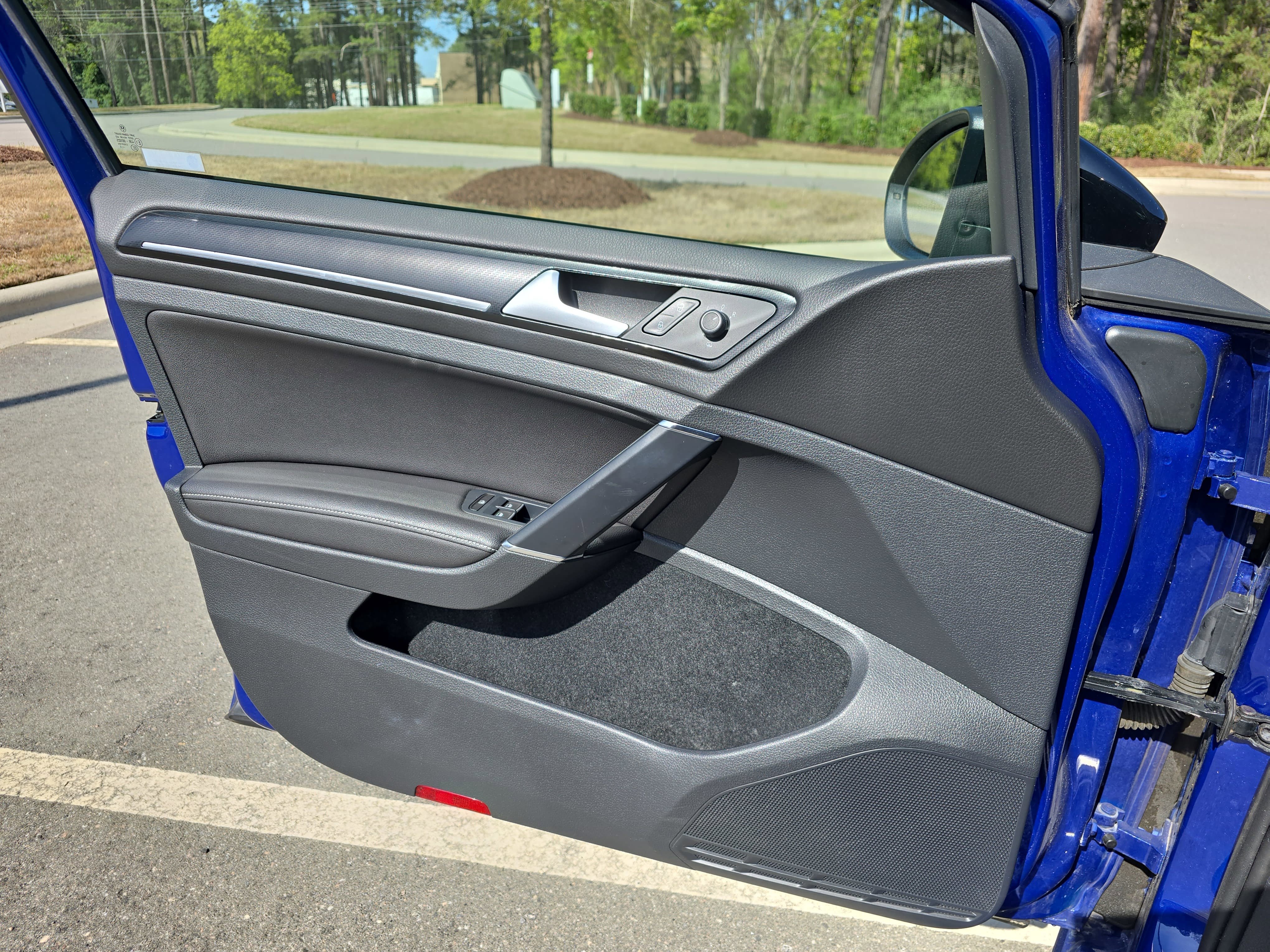 Used 2015 Volkswagen Golf R 4-Door AWD/4WD image 28
