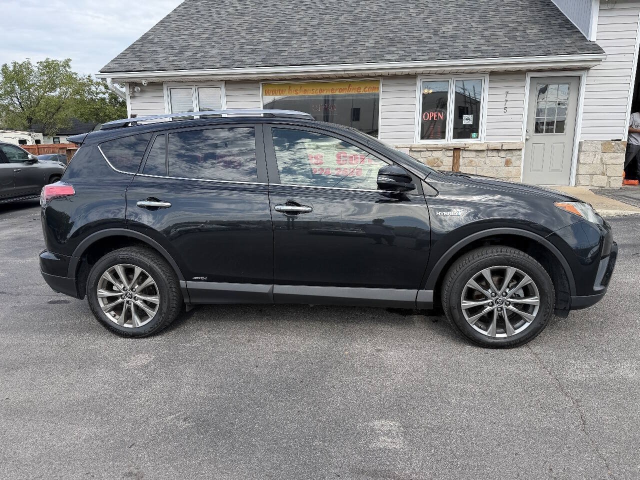Used 2017 Toyota RAV4 Limited w/ Advanced Technology Package AWD/4WD image 8