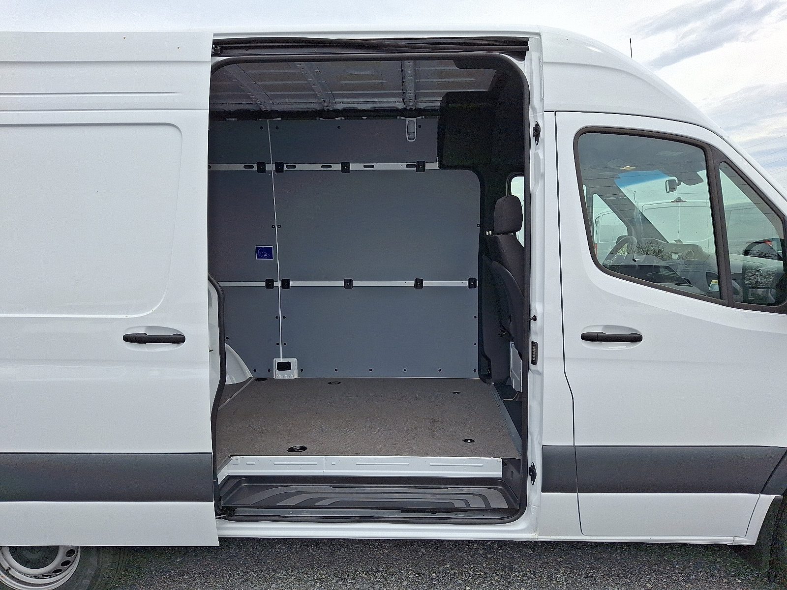 Used 2025 Mercedes-Benz Sprinter 2500 image 8