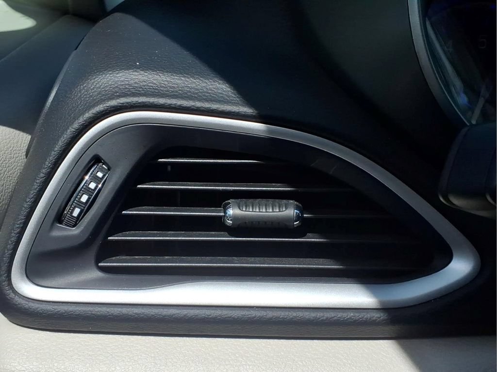 Used 2024 Chrysler Pacifica Touring-L FWD image 19