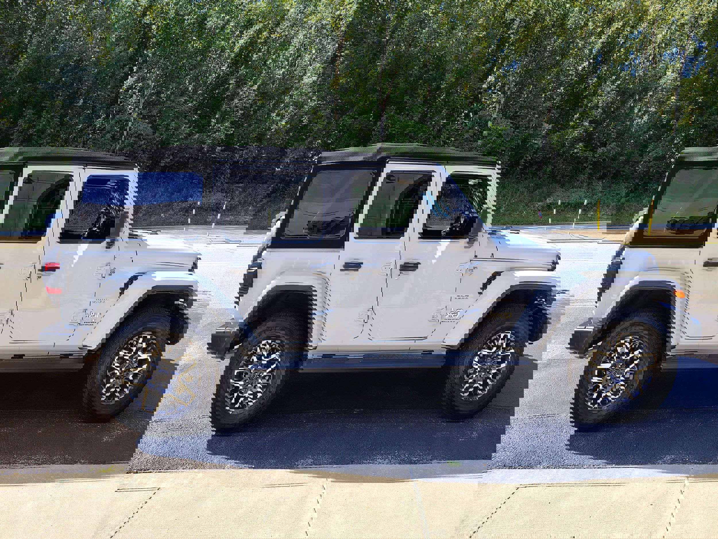 Certified 2024 Jeep Wrangler Sahara w/ Technology Group image 8