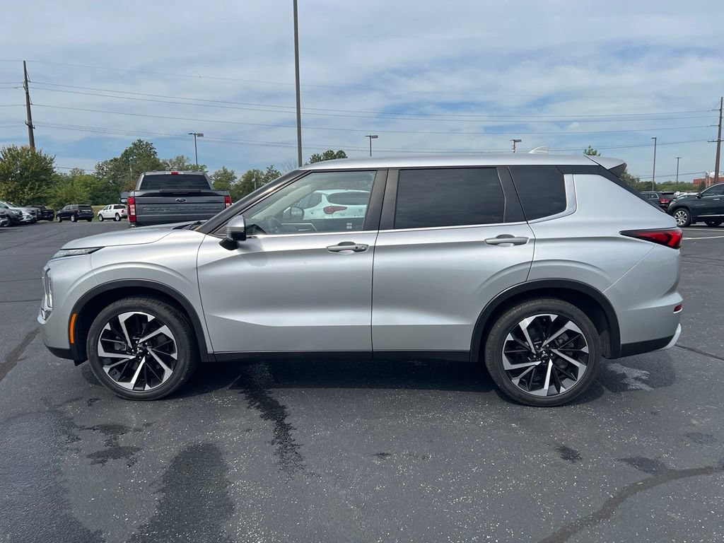 Used 2022 Mitsubishi Outlander SE AWD/4WD image 2