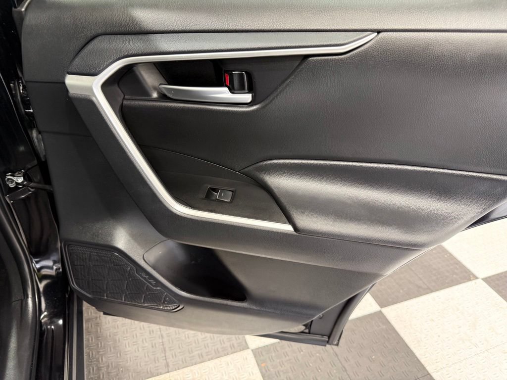 Used 2025 Toyota RAV4 XLE FWD image 24