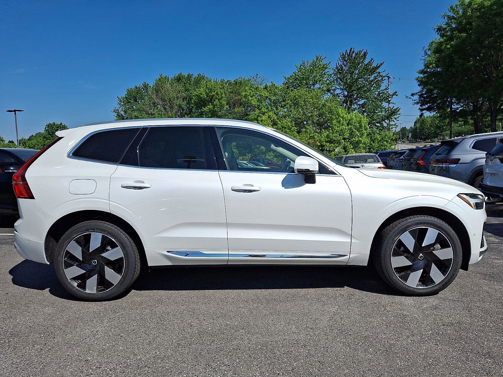 Certified 2023 Volvo XC60 T8 Ultimate w/ Climate Package AWD/4WD image 7