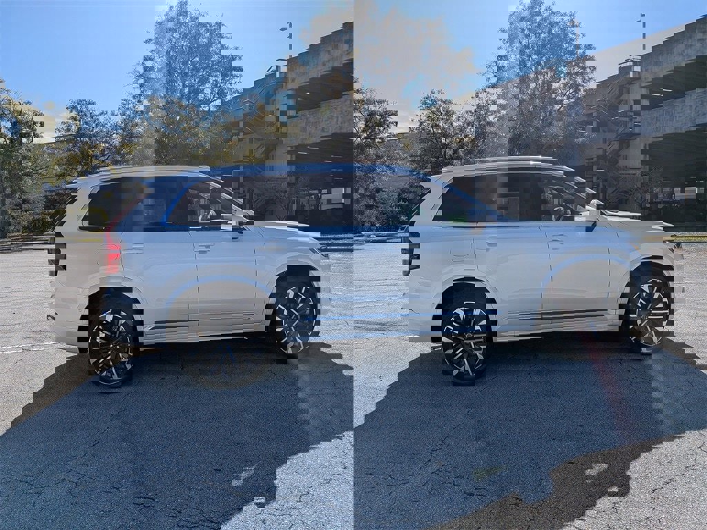 New 2026 Volvo XC90 B6 Plus w/ Protection Package Premier image 7