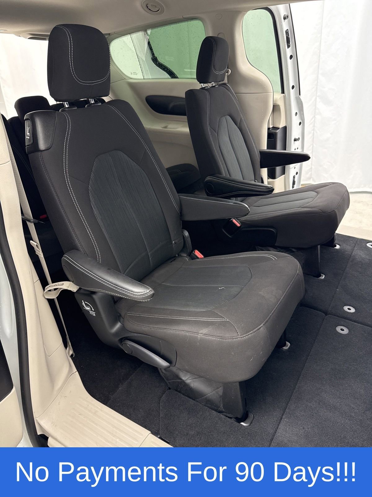 Used 2024 Chrysler Voyager LX image 28
