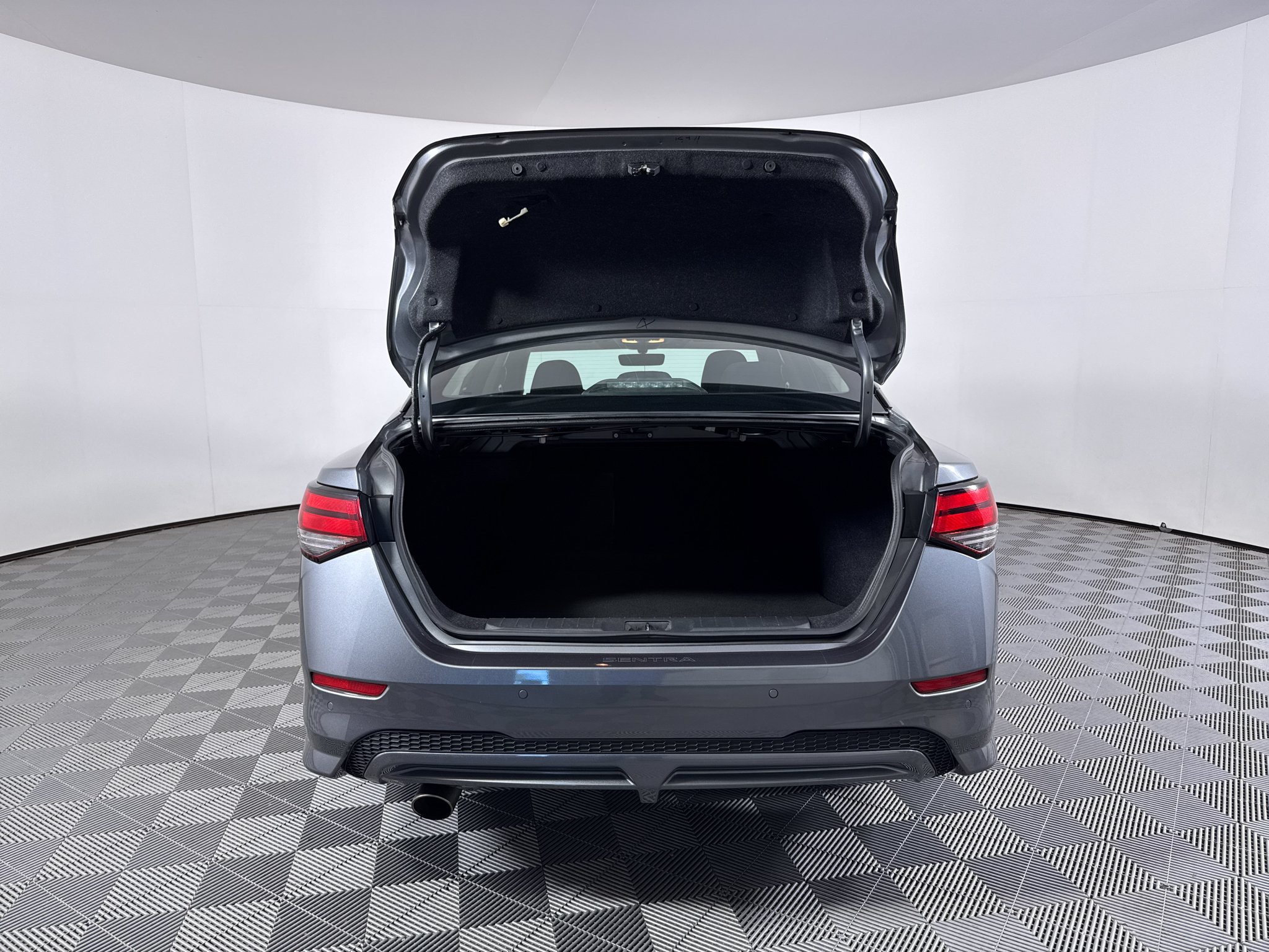 Used 2020 Nissan Sentra SR w/ Electronics Package FWD image 7