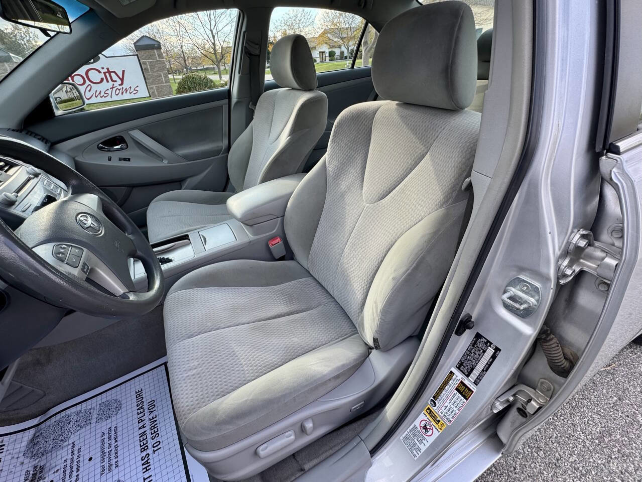 Used 2010 Toyota Camry LE image 19