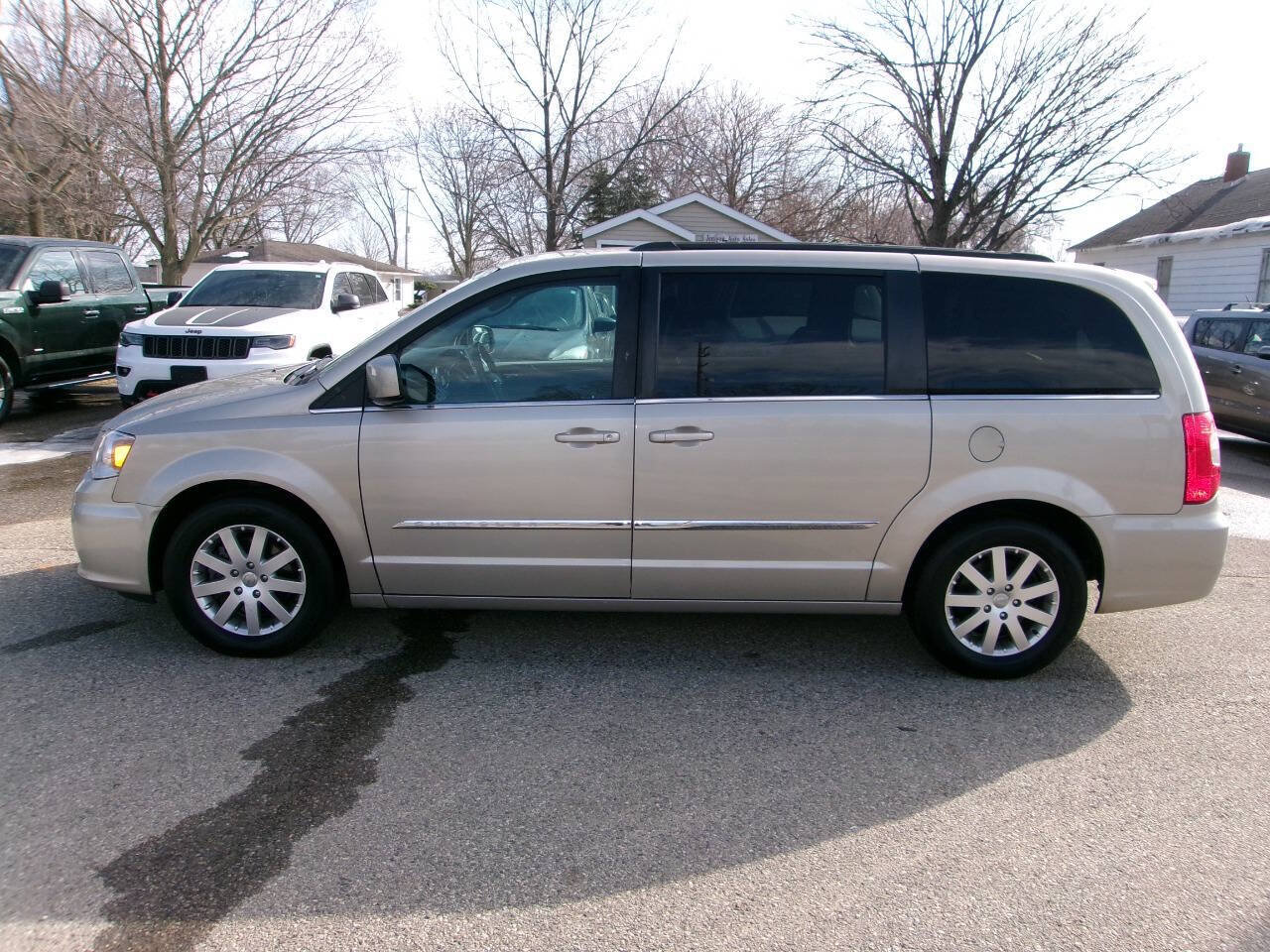 Used 2016 Chrysler Town & Country Touring FWD image 2