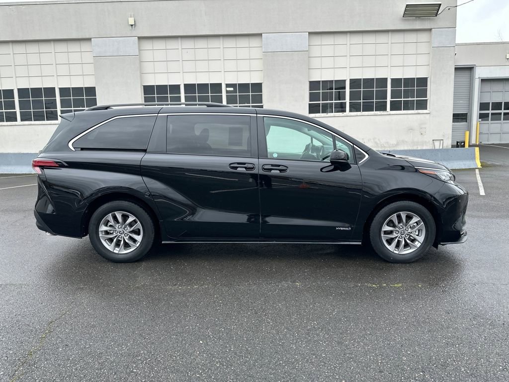 Used 2021 Toyota Sienna LE image 7