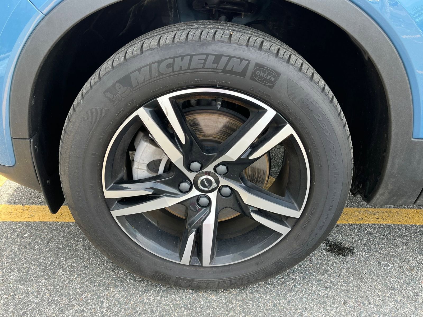 Used 2024 Volvo XC40 B5 Core image 25