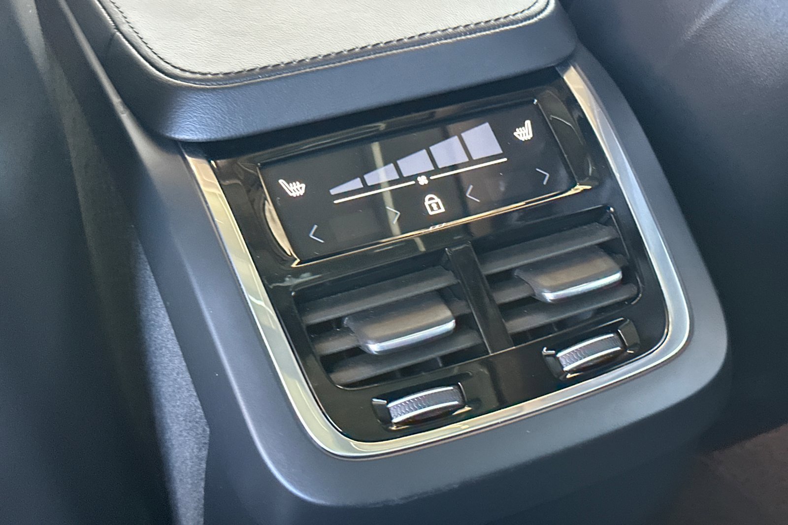 Certified 2025 Volvo XC90 B6 Plus image 14