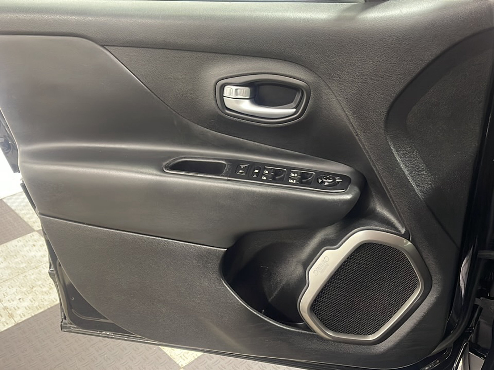 Used 2019 Jeep Renegade Limited w/ UConnect 8.4 Nav Group AWD/4WD image 12