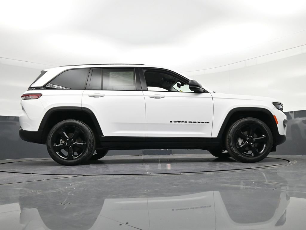 Used 2024 Jeep Grand Cherokee Limited w/ Black Appearance Package AWD/4WD image 35