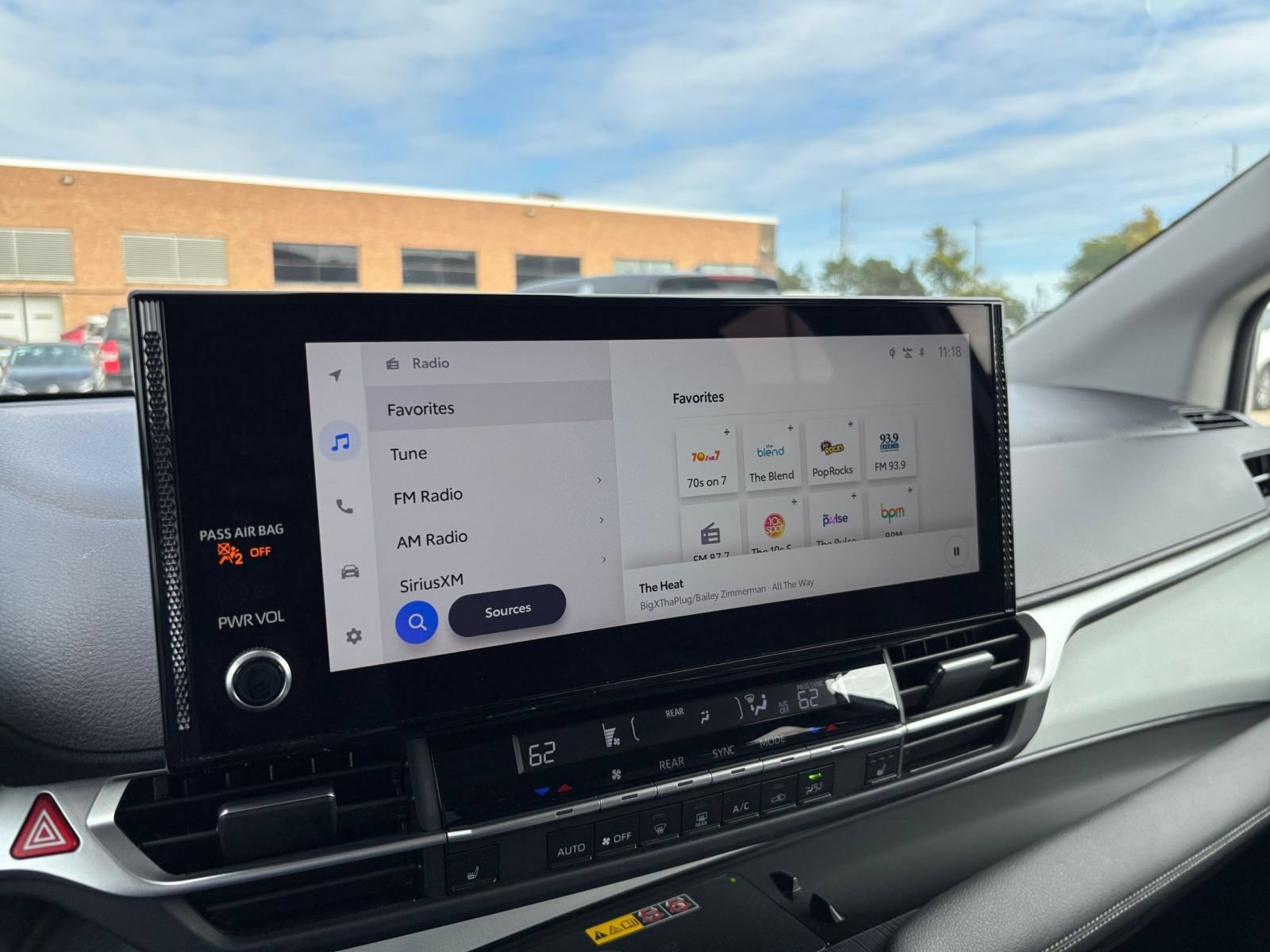 Used 2025 Toyota Sienna XLE FWD image 19