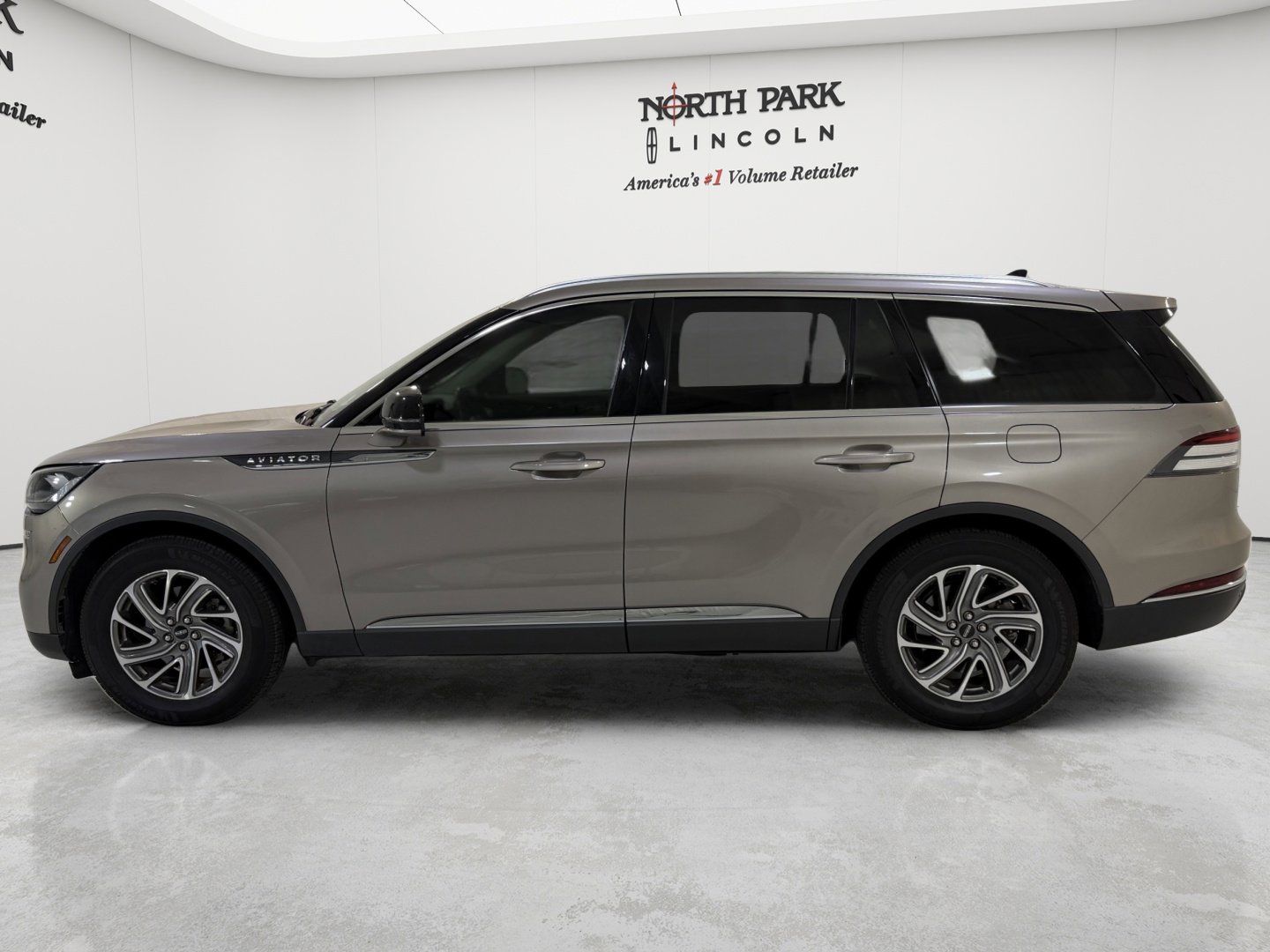 Used 2021 Lincoln Aviator 2WD image 2
