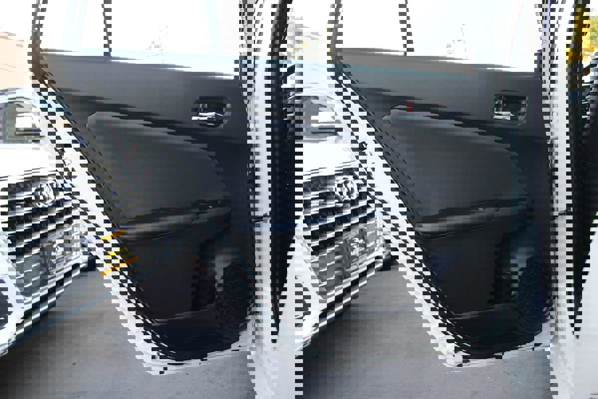 Used 2017 Toyota Prius Prime Premium image 23